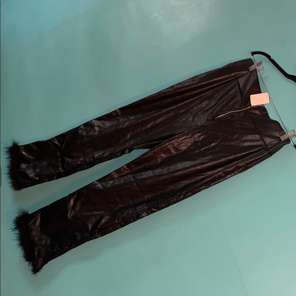 Elegant Black Leather pants with trim fur in the leg - Picture 11 of 14